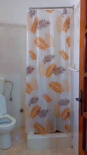 un bagno con tenda da doccia e WC di Topklass homes a Praia