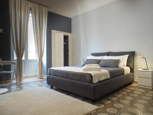 um quarto com uma cama grande num quarto em Ajde rooms & breakfast em Trani