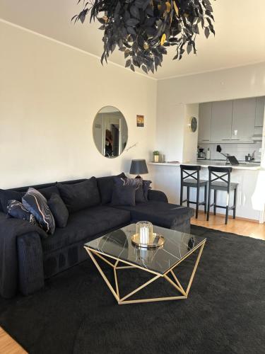 a living room with a couch and a table at Lemmenpesä Ytimessä in Oulu
