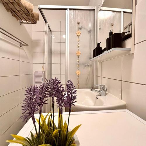 a bathroom with a sink and a white tub at Ferienwohnung Meerane Zentrum in Meerane