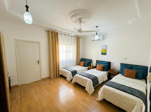 เตียงในห้องที่ White Apartment