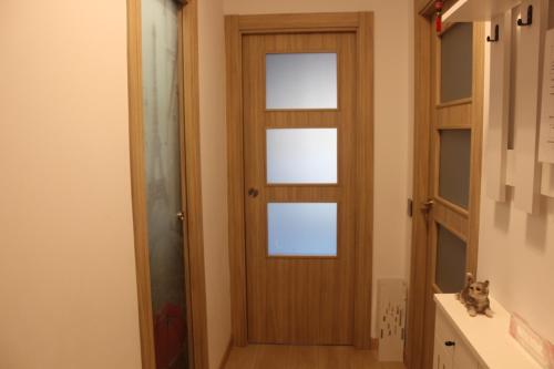 a door in a hallway with a cat sitting on a counter at LA OKIYA DE TATI in Zamora