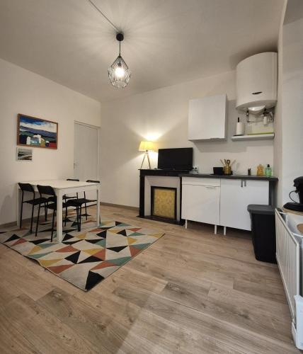 a kitchen and dining room with a table and chairs at Creil Sud, près de l'Oise in Creil