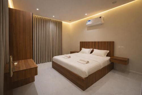 a bedroom with a large bed and a bathroom at الشقق الفاخرة luxury aparments in Medina