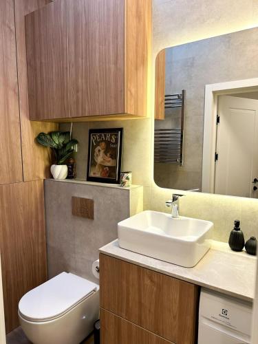 Foto New 59 sqm Central Luxury Apartment with free parking 3