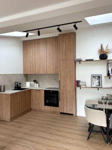 Foto New 59 sqm Central Luxury Apartment with free parking 4
