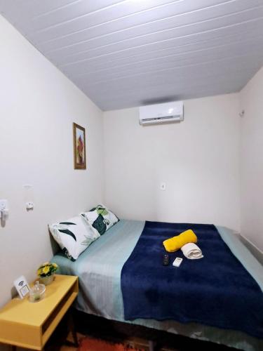 a small bedroom with a bed and a table at aguapé 1 in Barreirinhas