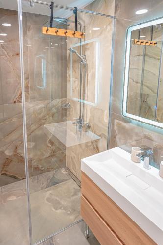 a bathroom with a shower and a sink at Casa Frutta in Petrich