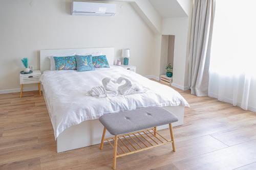 a bedroom with a bed with two swans on it at Casa Frutta in Petrich