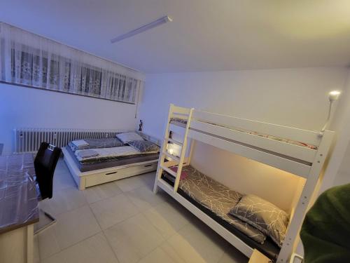 a bedroom with two bunk beds in a room at 3 WG-geeignete Zimmer zur Selbstverpflegung in Ostfildern