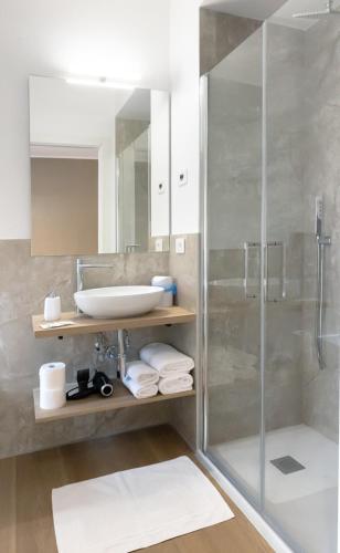 a bathroom with a sink and a shower at Il Giardino di Gioia in Verona
