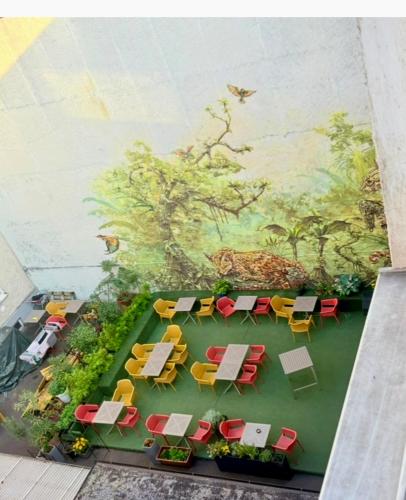 an overhead view of a table and chairs and a mural at Beenie 20 in Linz