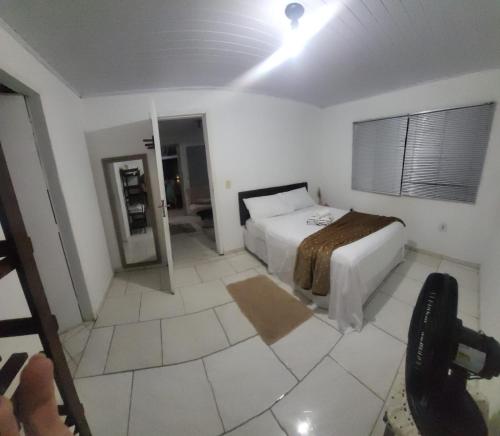 a hotel room with a bed and a mirror at paraiso da lagoa in Imbituba