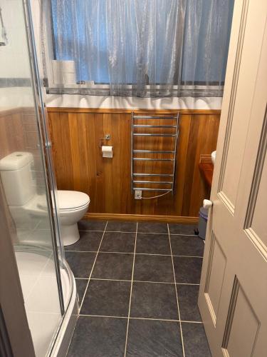a small bathroom with a toilet and a shower at Rakanui Hidden Retreat in Hilderthorpe