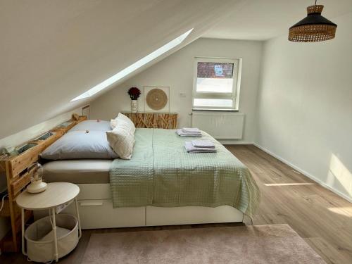 a bedroom with a bed and a window at Spessart Escape - Ihr stilvoller Rückzugsort im Herzen des Spessarts in Mespelbrunn