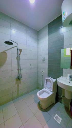a bathroom with a toilet and a sink at شاليهات واحة لافندر in Taif