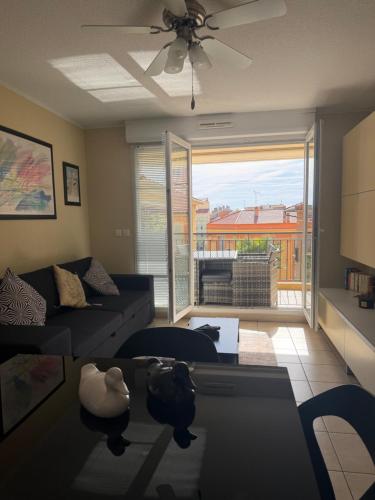 Bilocale Menton centro, terrazzo e parking privato