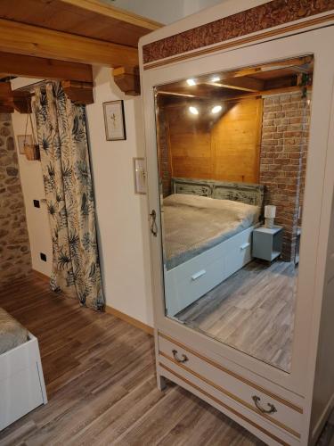 ein großer Spiegel in einem Schlafzimmer mit einem Bett in der Unterkunft CaDiMon in Cuneo