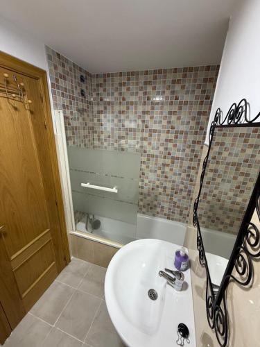 a bathroom with a sink and a mirror at El Refugio de la montaña in Arroyo Frio