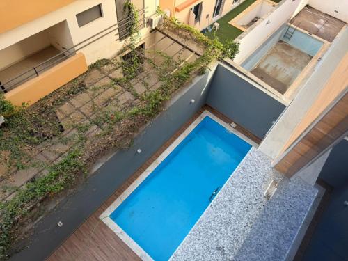 Una vista aérea de una piscina en la parte superior de un edificio. en Morabeza, en Praia