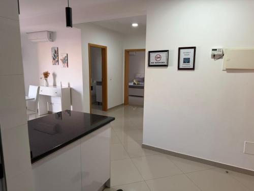 Una cocina blanca con fregadero y encimera. en Morabeza, en Praia