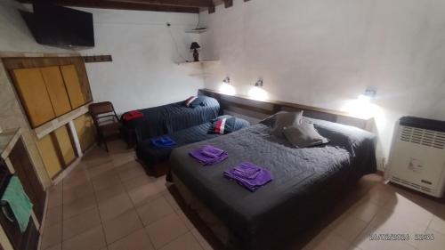 a bedroom with a bed and a couch at Mab departamento in Colorado River