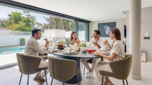 VACATION MARBELLA I Villa Marbesa White Pearl, Two Private Pools, 3min walk to the Beach, Fastest WiFi, Built in 2024