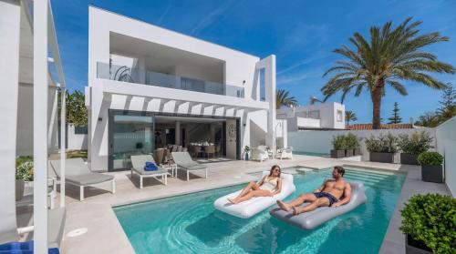 VACATION MARBELLA I Villa Marbesa White Pearl, Two Private Pools, 3min walk to the Beach, Fastest WiFi, Built in 2024