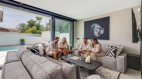 VACATION MARBELLA I Villa Marbesa White Pearl, Two Private Pools, 3min walk to the Beach, Fastest WiFi, Built in 2024
