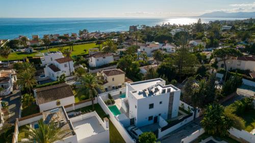 VACATION MARBELLA I Villa Marbesa White Pearl, Two Private Pools, 3min walk to the Beach, Fastest WiFi, Built in 2024