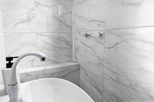 a white bathroom with a toilet and a shower at Habitación acogedora in Oaxaca City