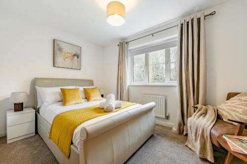 a bedroom with a bed and a window at Modern 2 Bedroom House in Cheshunt in Cheshunt