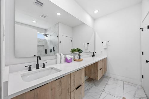 a bathroom with a sink and a mirror at The Right House @ East Downtown in Houston