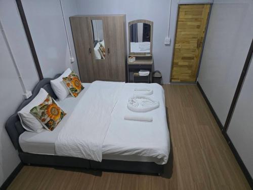 a bedroom with a large white bed in a room at Avatar Resort Phangan Thailand in Ban Nua