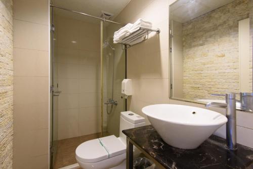 a bathroom with a sink and a toilet at Shui Sha Lian Hotel - Harbor Resort in Yuchi