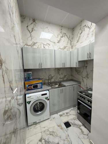 Dapur atau dapur kecil di Furnished studio
