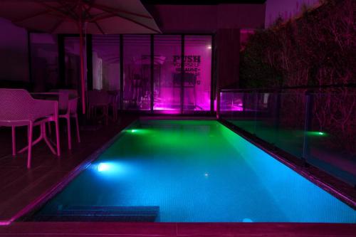 Modern Smart Home with Office, Pool, Gym and Fast WiFi - 10 min to Airport