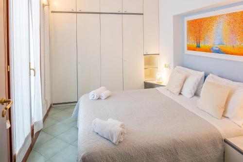a bedroom with a bed with towels on it at Front Lake Apartment Rainer in Bardolino