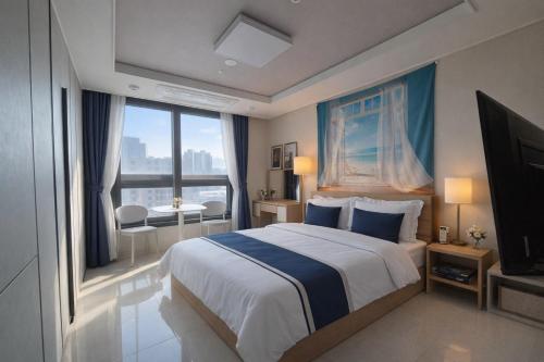 a bedroom with a large bed and a large window at 대구 동성로 스타비앤비 in Hyomoktong-Ilgu