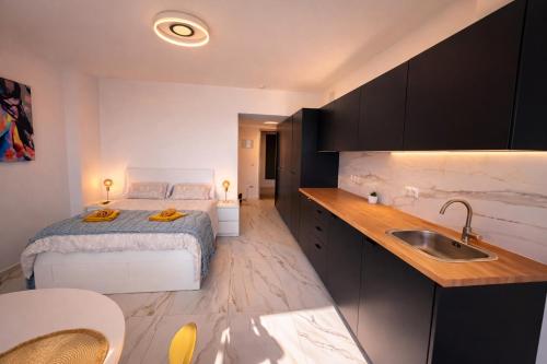 Romantic Sea View Studio with Jacuzzi in Alicante Center