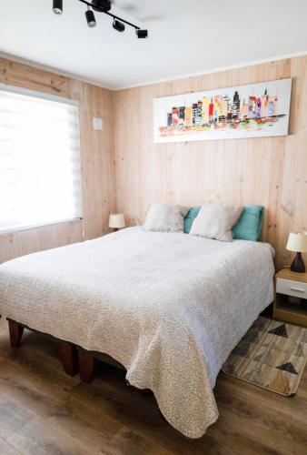 a bedroom with a large bed and a window at Acogedora casa cerca del mar in San Pedro de la Paz