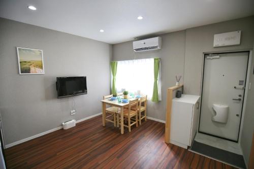 QU102 Ground-Floor 2BR Home, 6 Min to Koiwa, 1 Double Bed and 2 Single Beds, Easy with Luggage