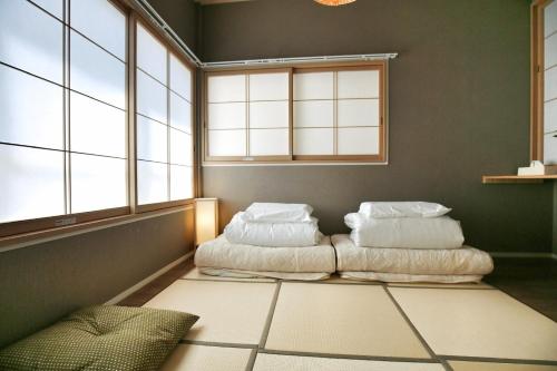 QU102 Ground-Floor 2BR Home, 6 Min to Koiwa, 1 Double Bed and 2 Single Beds, Easy with Luggage