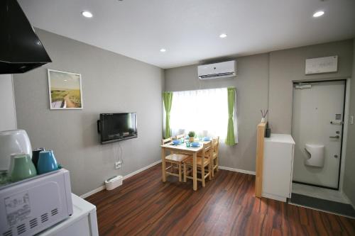 QU102 Ground-Floor 2BR Home, 6 Min to Koiwa, 1 Double Bed and 2 Single Beds, Easy with Luggage