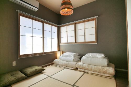 QU102 Ground-Floor 2BR Home, 6 Min to Koiwa, 1 Double Bed and 2 Single Beds, Easy with Luggage