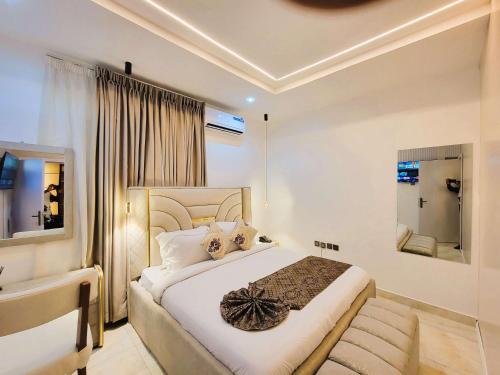 Postel nebo postele na pokoji v ubytování Emirates Residence