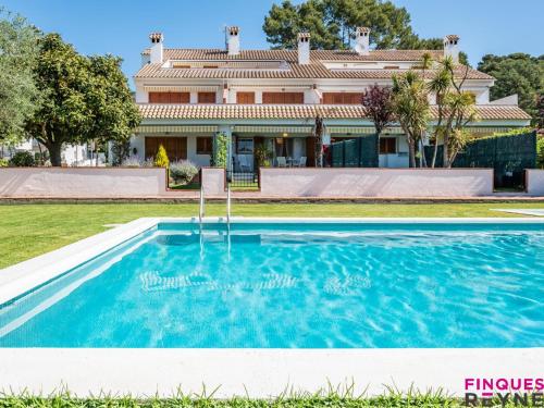 Apartamento en planta baja con jardín y acceso a piscina, cerca de playa de Sant Pol - ES-298-47