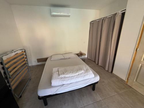 a small hospital room with a bed and a window at Studio tout équipé à la nuitée ou plus,proche aéroport Bastia in Lucciana