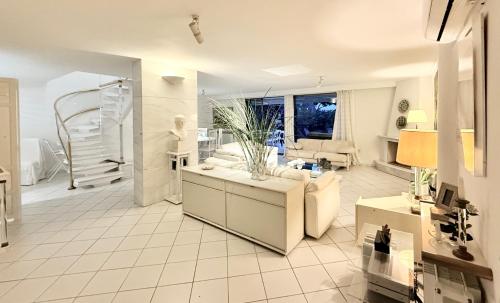 Elaia Luxury Selections - The Riviera Pearl
