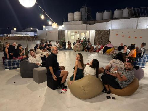 Eine Gruppe von Menschen, die in Sitzsäcken in einem Raum sitzen in der Unterkunft Hostify Hostel and Rooftop in Hurghada